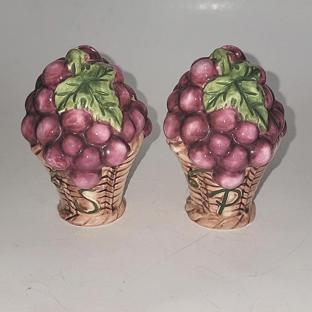 CERAMIC GRAPE MOTIF SALT & PEPPER SHAKERS